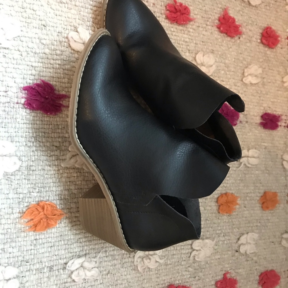 Universal Thread Booties - Picture 3 of 8